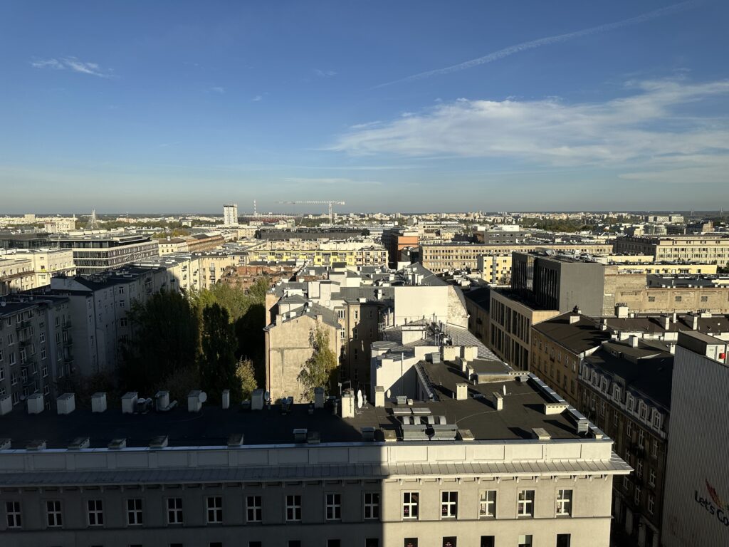 Blick auf die Dächer von Warschau mit modernen und historischen Gebäuden, symbolisiert die dynamische Geschäftswelt und Innovationskraft, die Stratlane's ISO-Zertifizierungsdienste unterstützen.