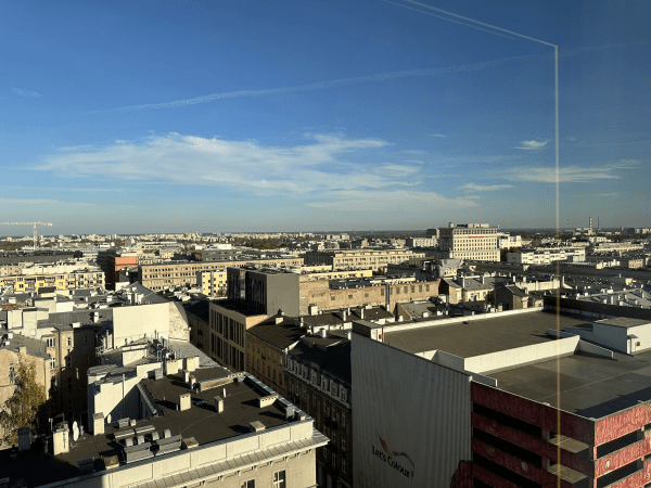 Blick auf die Stadt Warschau mit modernen Gebäuden und klarem Himmel, symbolisch für das Vertriebs- und Schulungszentrum von Stratlane für ISO-Zertifizierungen.