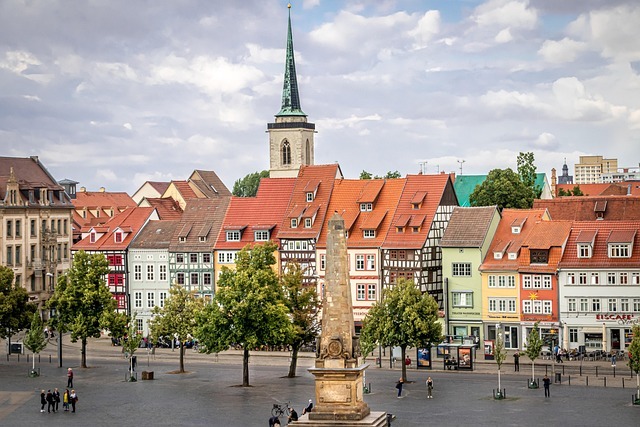 Erfurt Stadtansicht mit historischen Gebäuden, Kirche und Denkmal im Vordergrund, repräsentiert die Nähe von Stratlane Certification zu Kunden in Thüringen.