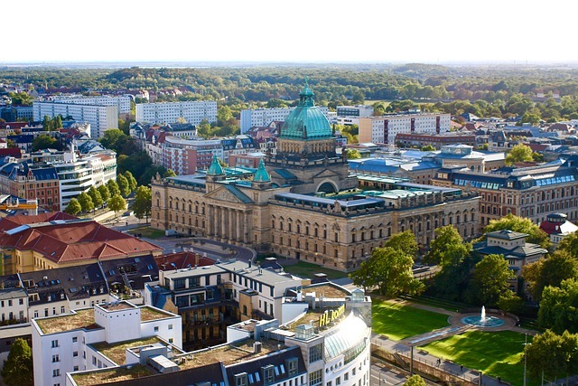 Luftaufnahme des Bundesverwaltungsgerichts in Leipzig, umgeben von Wohngebäuden und Grünflächen, symbolisiert die zentrale Lage von Stratlane Certification in der Region.