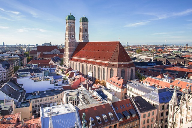 Blick auf die Frauenkirche in München, umgeben von historischen Gebäuden und dem Stadtbild von Bayern, repräsentativ für die Nähe von Stratlane Certification zu seinen Kunden.