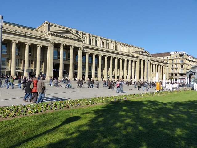 Stuttgart Hauptbahnhof mit Menschenmenge und Säulenfassade, Symbol für Stratlane Certification's lokale Präsenz in Baden-Württemberg.