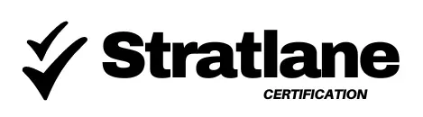Stratlane Logo mit Häkchen und Zertifizierungssiegel für ISO 9001 Beratung.